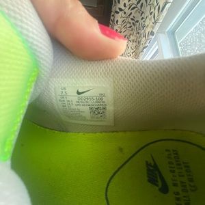 Women’s tennis shoes